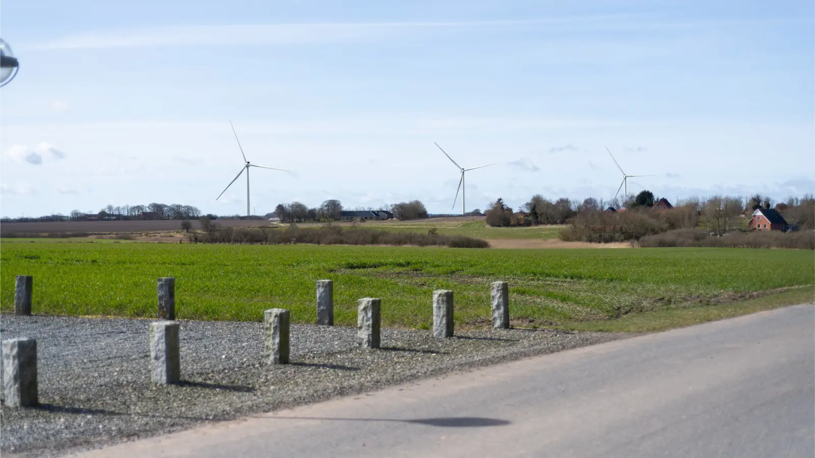 Landskab med vindmøller i baggrunden